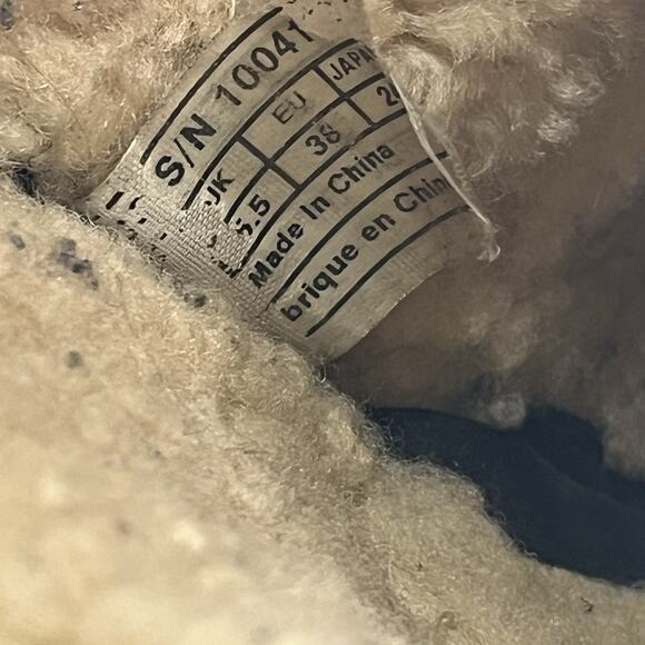 UGG Woman’s Grindle 1004133 Black Leather Fur Buckle Moto Boots Size 7 - Picture 5 of 8